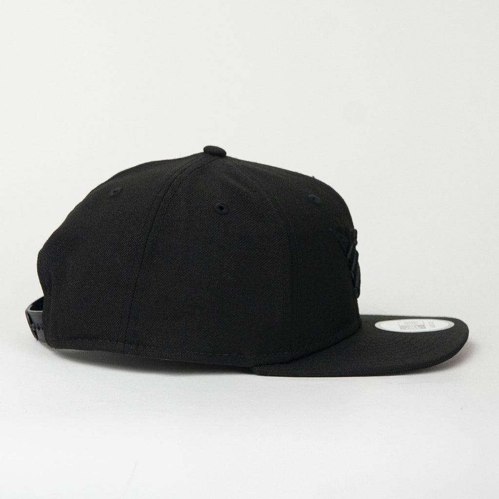 Gorra PAPER PLANE ALL BLACK | Snapback Visera Plana