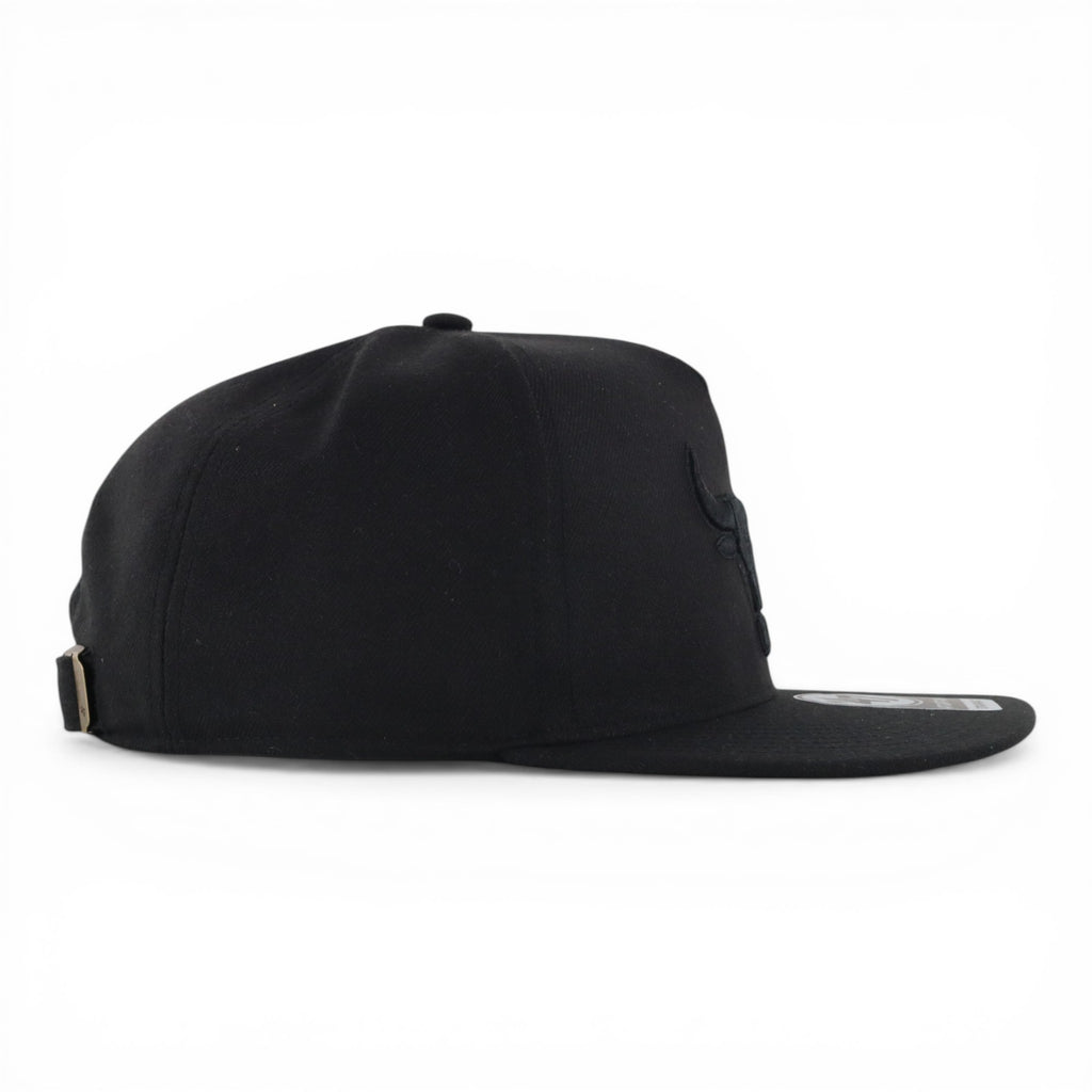 BULLS ALL BLACK CAPTAIN