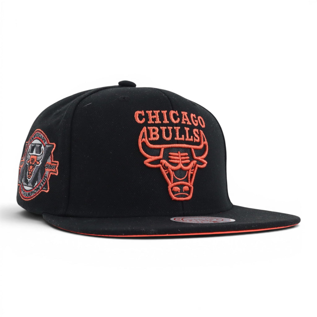 GORRA MITCHELL & NESS BULLS CORE VI BLACK/ORG NEON