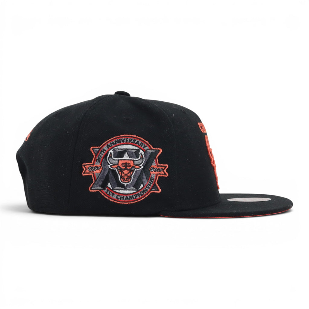 GORRA MITCHELL & NESS BULLS CORE VI BLACK/ORG NEON
