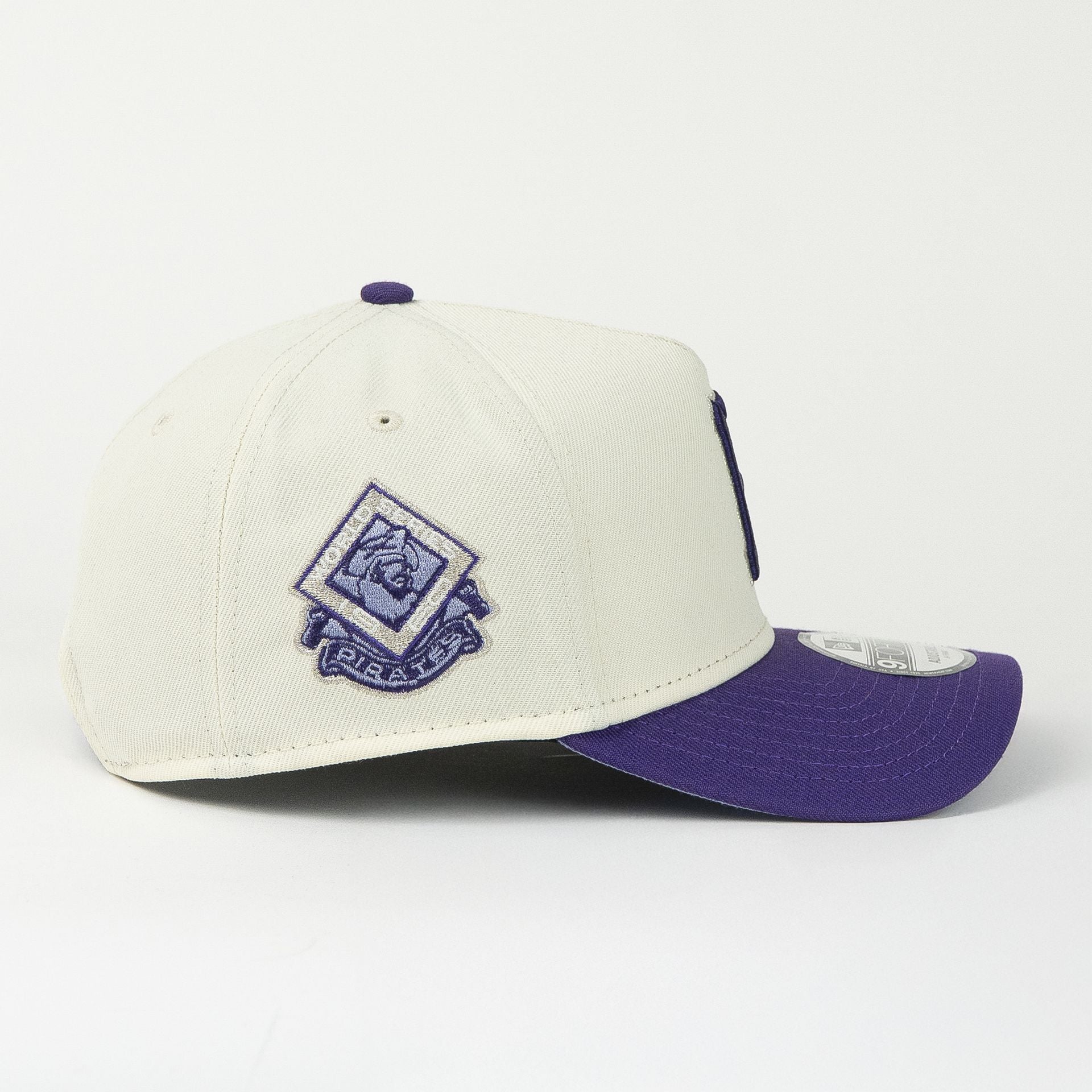 Gorra New Era A-Frame PIRATES SIDE PATCH NATURAL/PURPLE 940F | Snapback Visera Curva