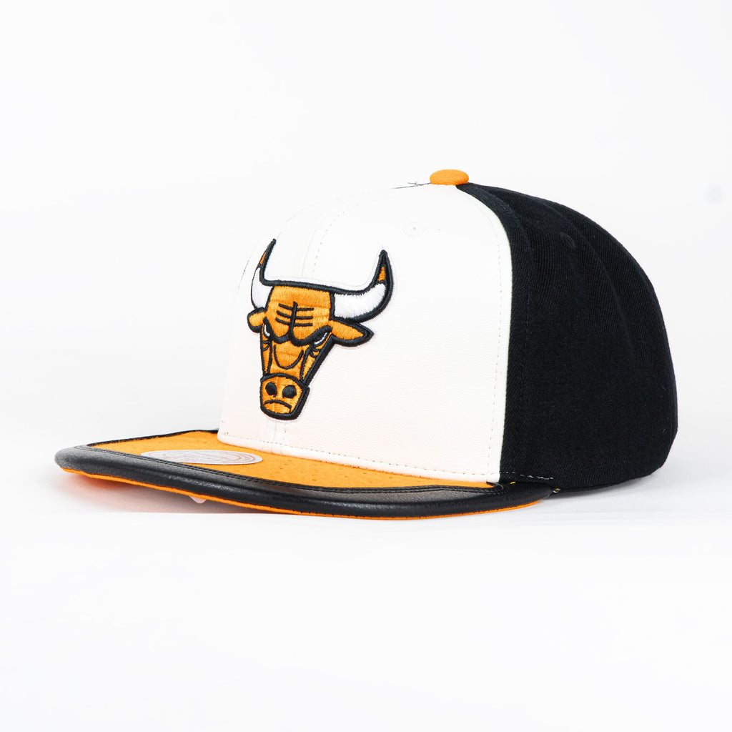 Gorra Mitchell & Ness BULLS DAY ONE WHITE/ORANGE
| Visera Plana Snapback