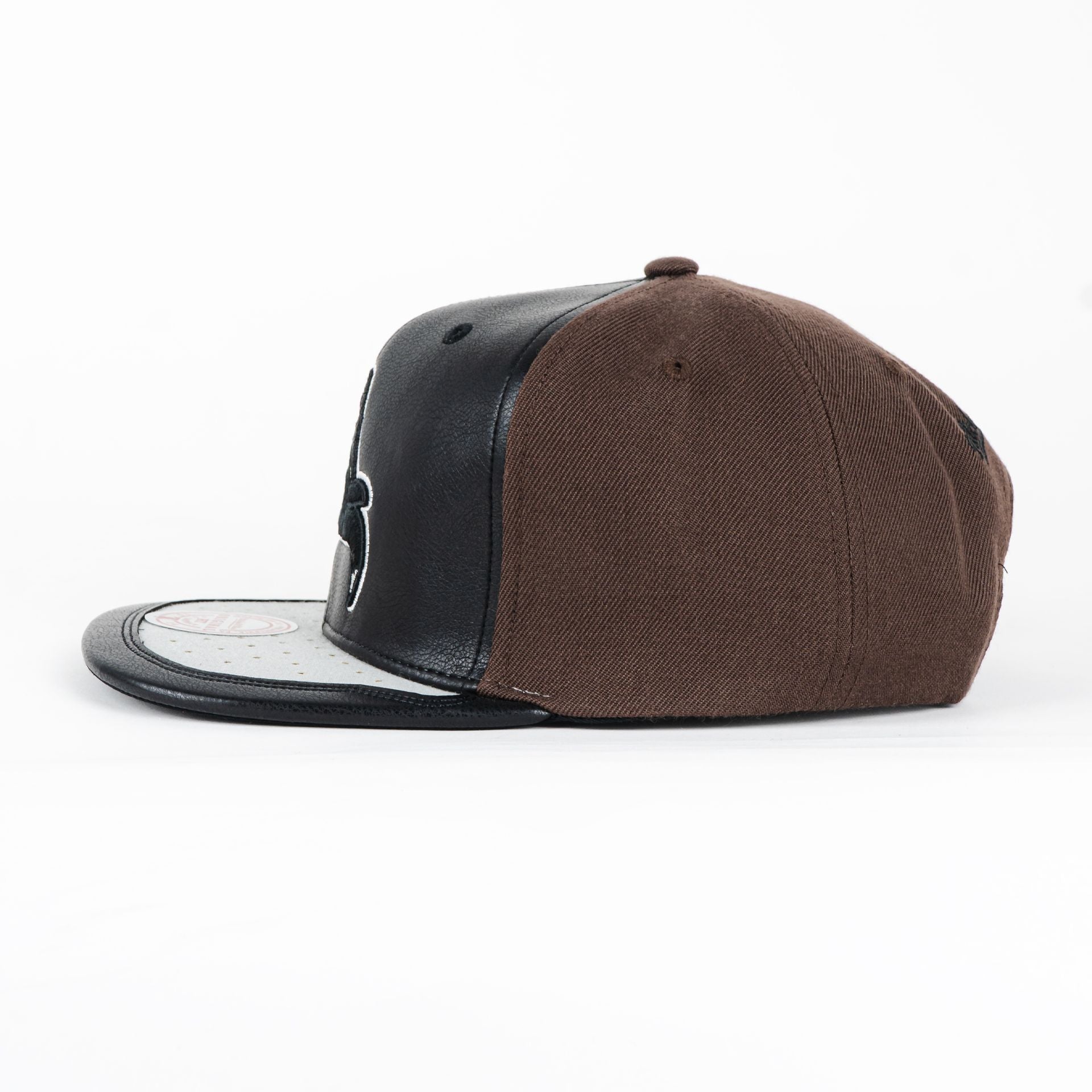 Gorra Mitchell & Ness BULLS DAY BROWN/BLACK | Visera Plana Snapback
