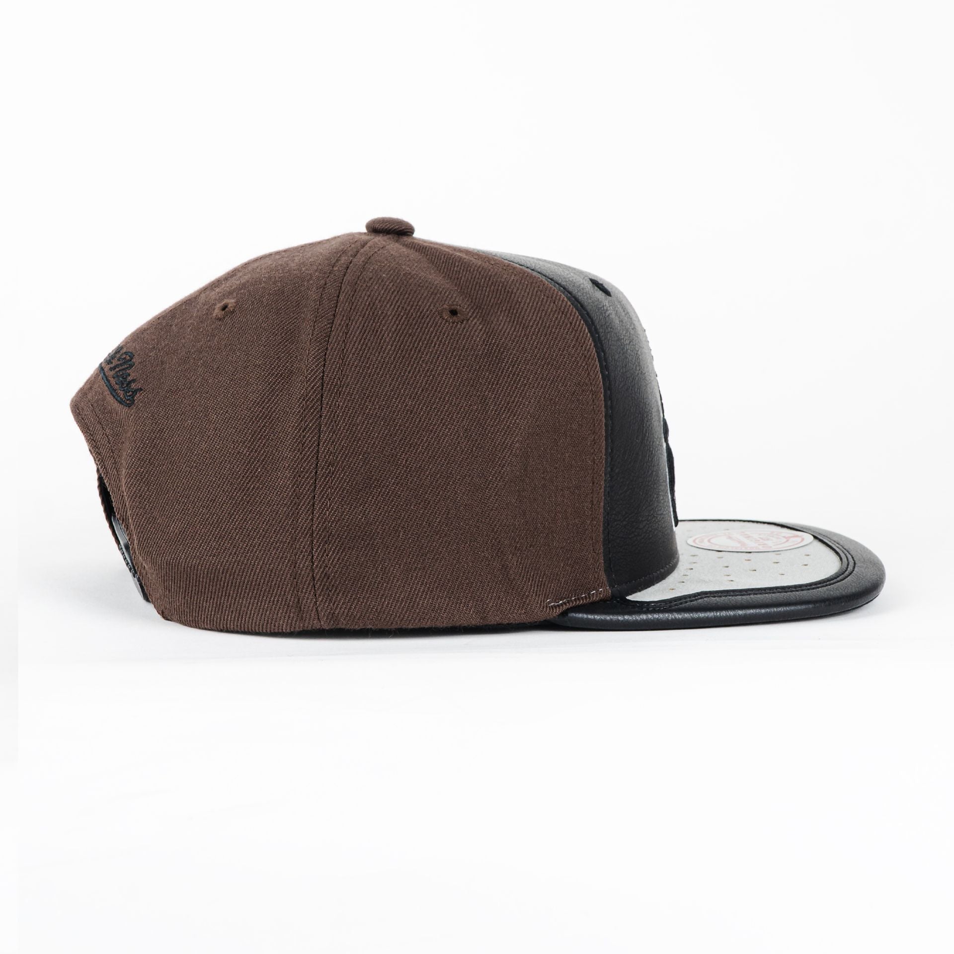 Gorra Mitchell & Ness BULLS DAY BROWN/BLACK | Visera Plana Snapback