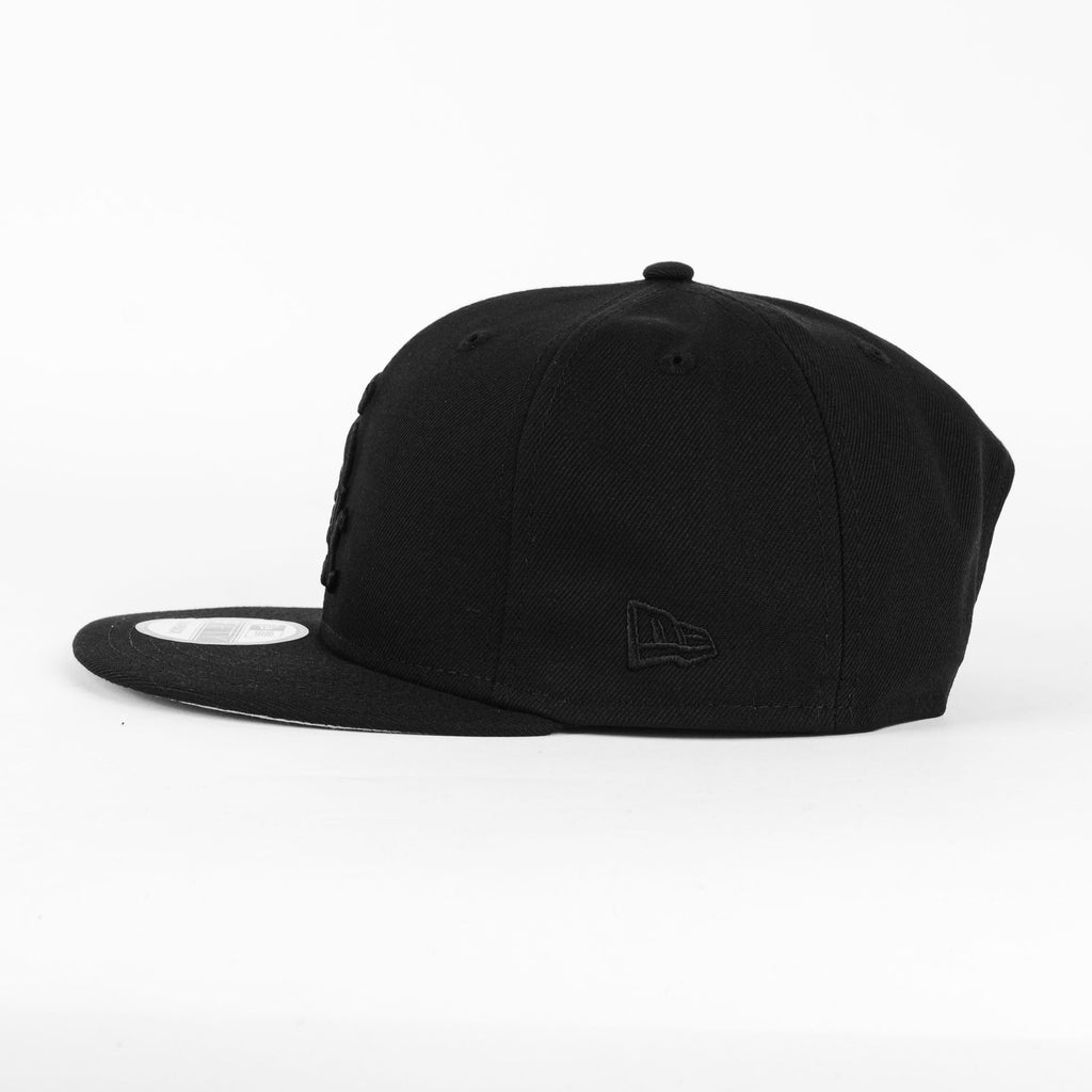 Gorra New Era WHITE SOX BASIC ALL BLK | Visera Corta Plana Snapback