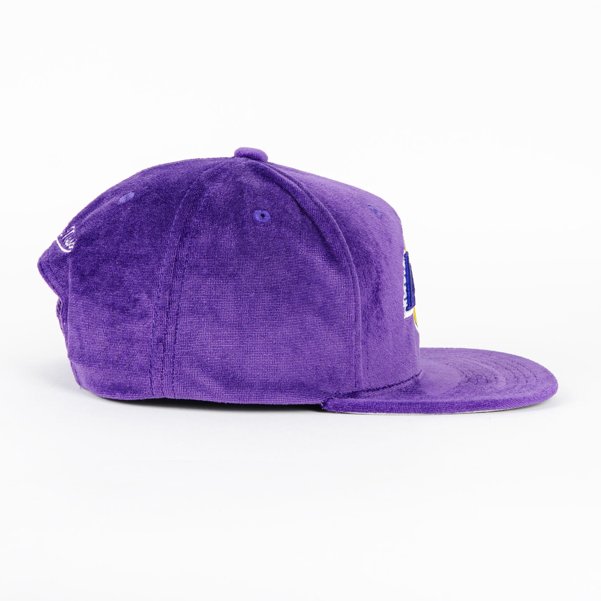 Gorra Mitchell & Ness LAKERS TC VELOUR PURPLE SUEDE | Visera Plana Snapback