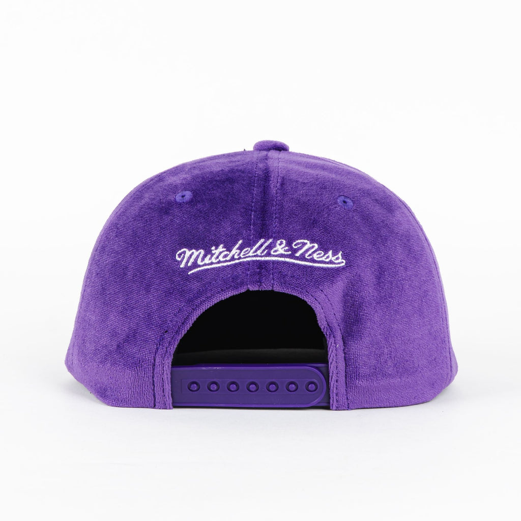 Gorra Mitchell & Ness LAKERS TC VELOUR PURPLE SUEDE | Visera Plana Snapback