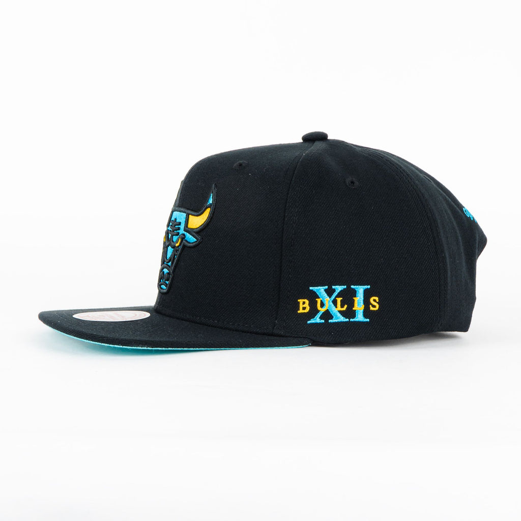 Gorra Mitchell&Ness BULLS CORE XI BLACK/BLUE NEON | Snapback Visera Plana