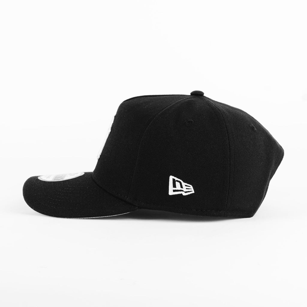Gorra New Era YANKEES  BLACK/WHITE 940F | Snapback Visera Semicurva