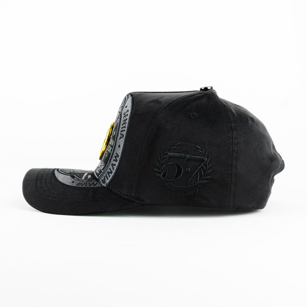 Gorra 5.7 SAINT BENEDICT CURVA BLACK | Snapback Visera Curva