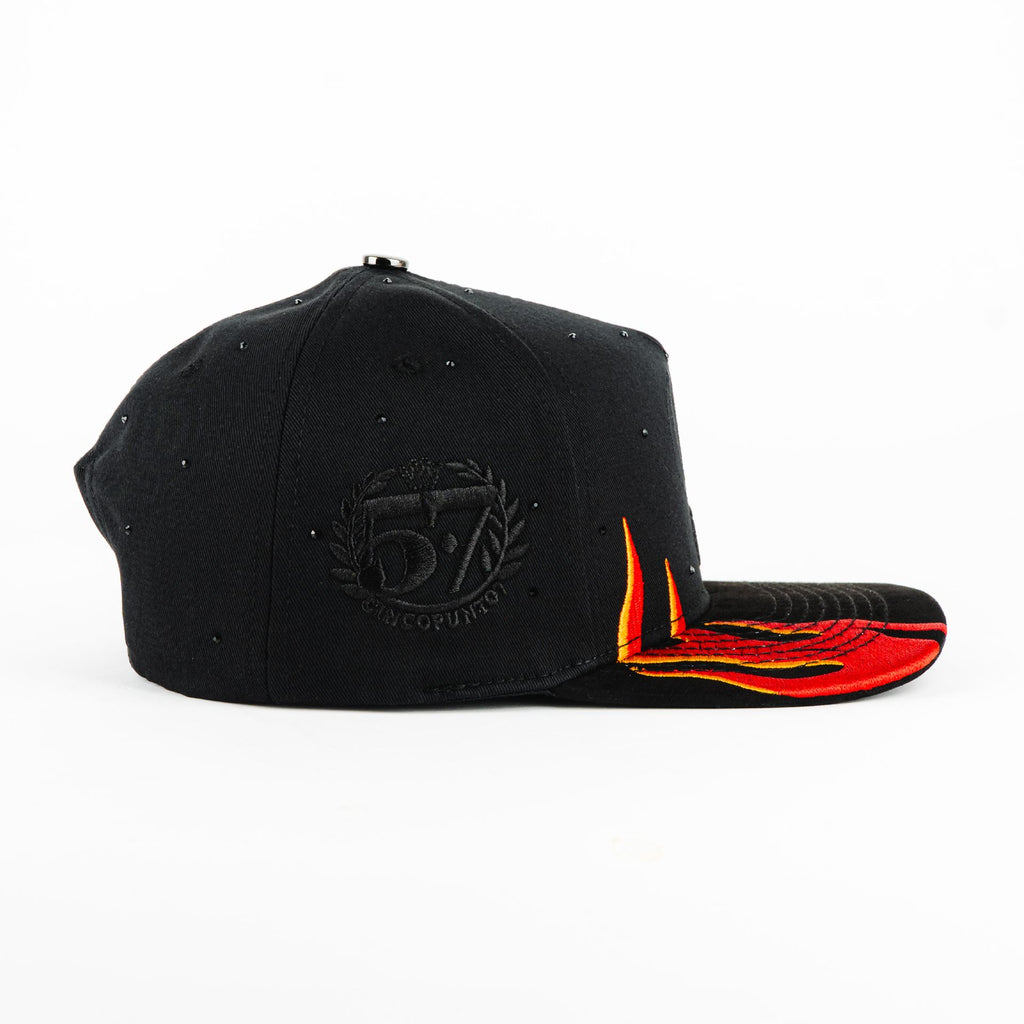 Gorra 5.7 SKULL ROOSTER FLAMES BLACK | Snapback Visera Semicurva